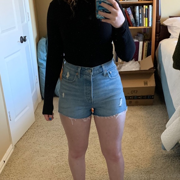 Levi’s Ribcage Shorts - Picture 2 of 8